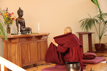 Bhante Khippapanno meditating