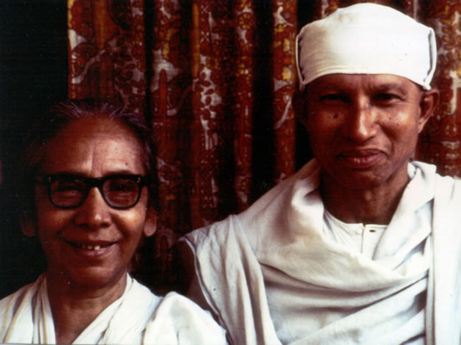 Dipa Ma, another early beloved teacher of IMS's founders, with Munindraji.