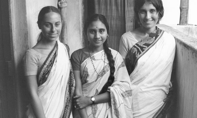 Sharon Salzberg (R) in India, 1972 with Jacqueline Mandell (L) and Dipa Barua, daughter of Dipa Ma.